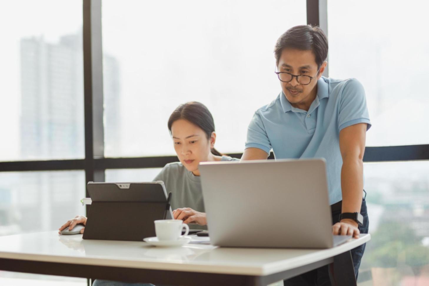 Arbeitsumgebung bei Velontraxium mit strategischen Planungsmaterialien